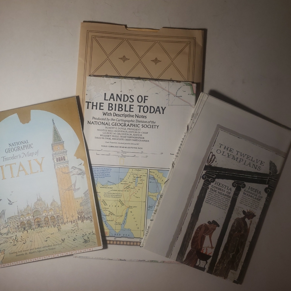 Vintage Set Of 3 Maps and 4 Sheets By The National Geographic Society In Folder‎